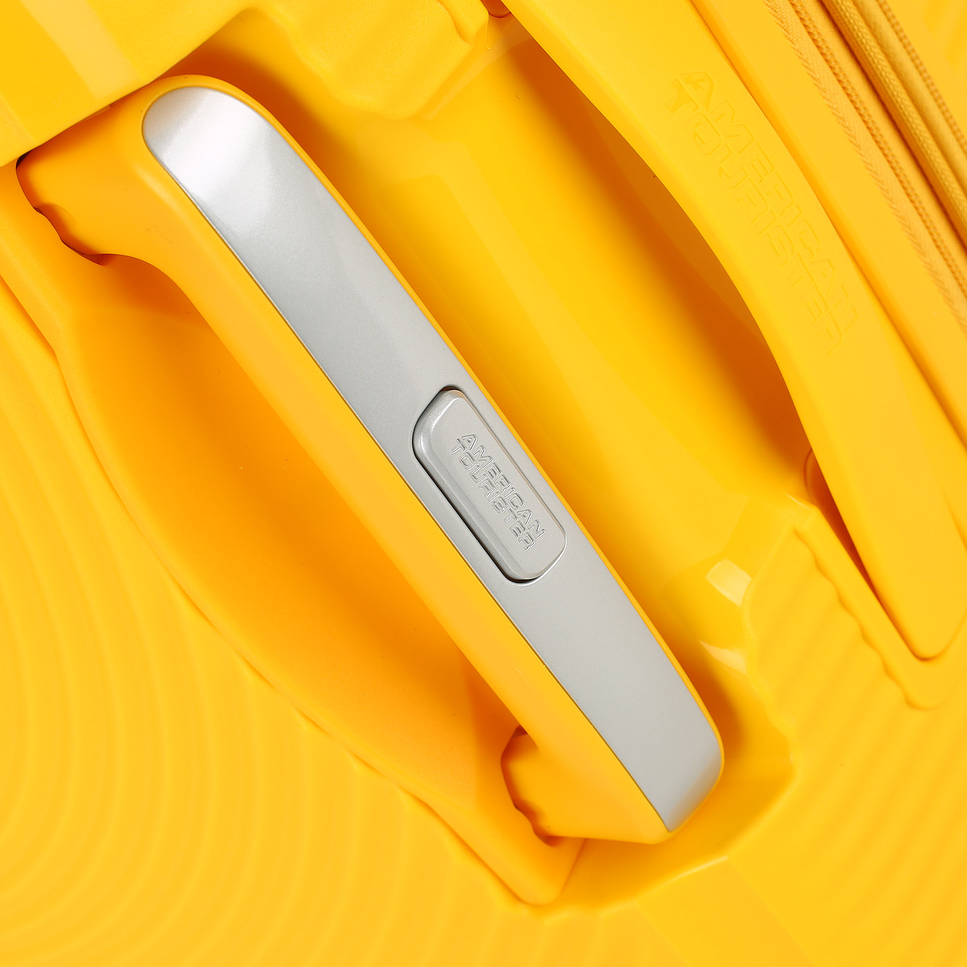 Чемодан средний M из полипропилена с кодовым замком American Tourister Soundbox