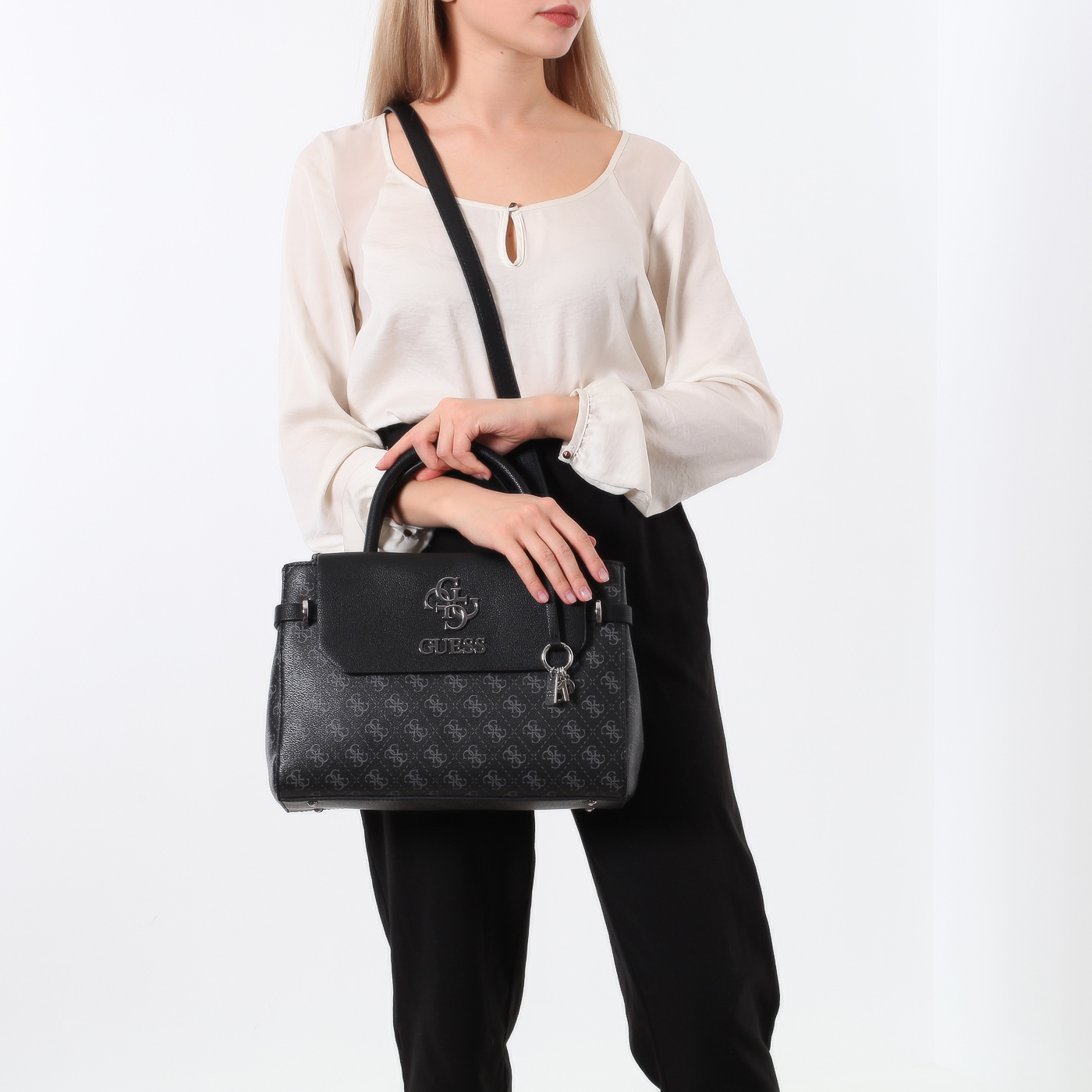 Сумка с фирменным брелоком Guess Esme