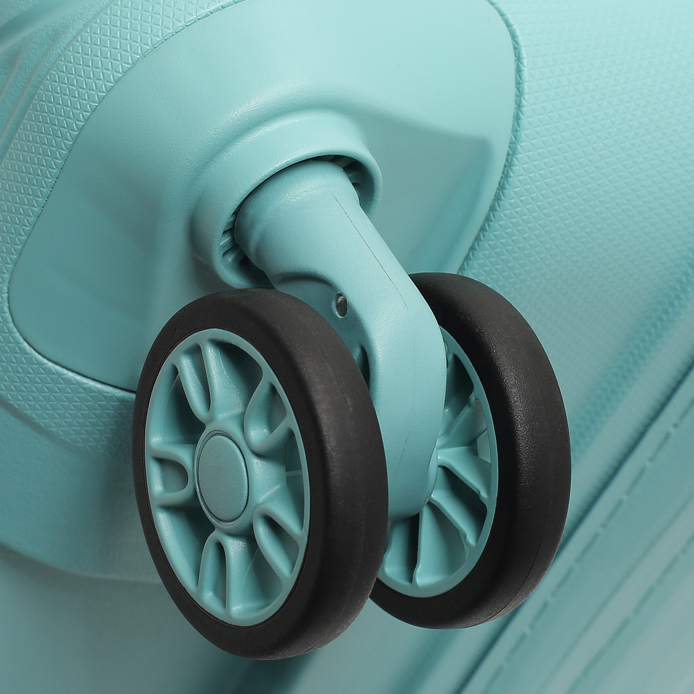 Чемодан средний M из полипропилена American Tourister Airconic