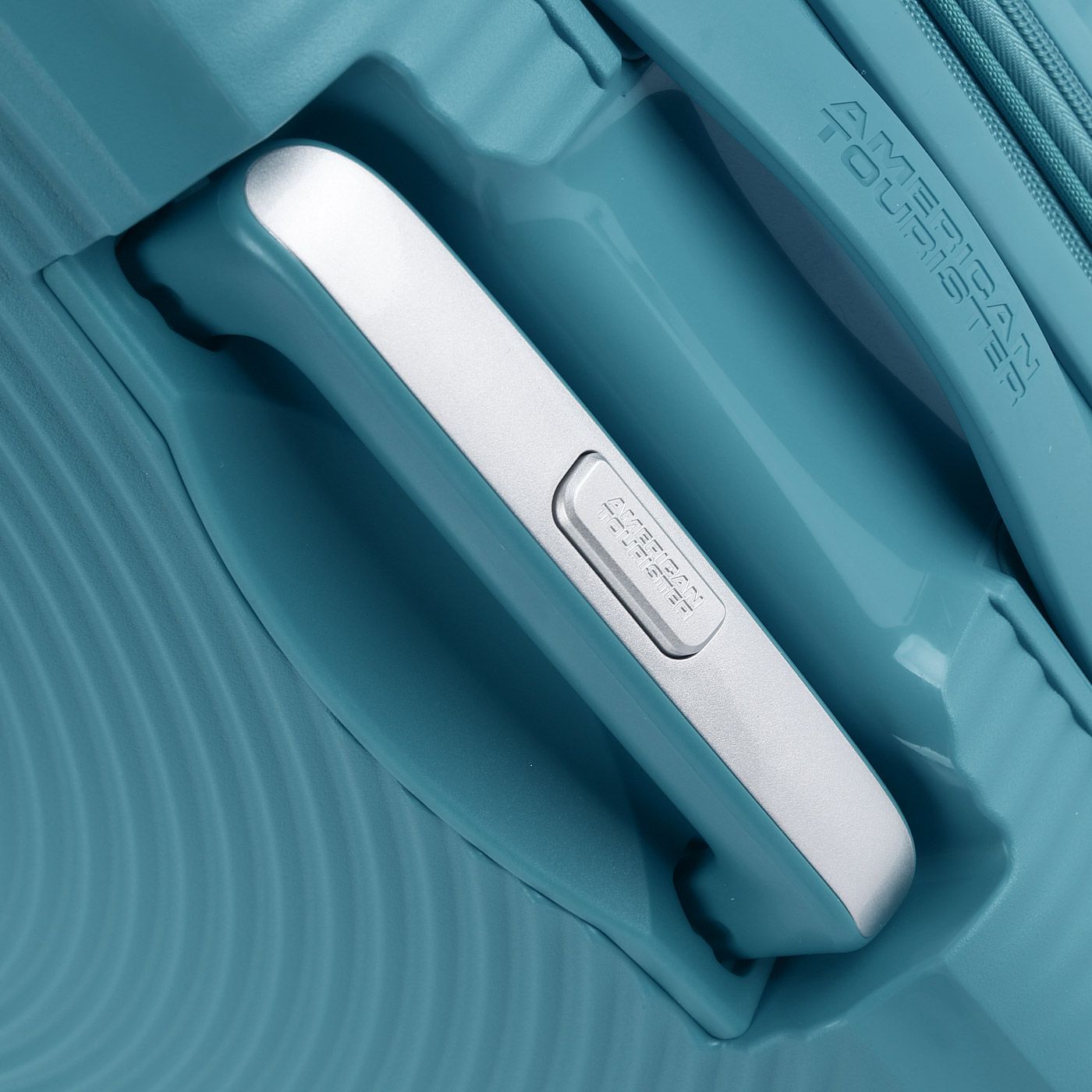 Чемодан средний M из полипропилена с кодовым замком American Tourister Soundbox