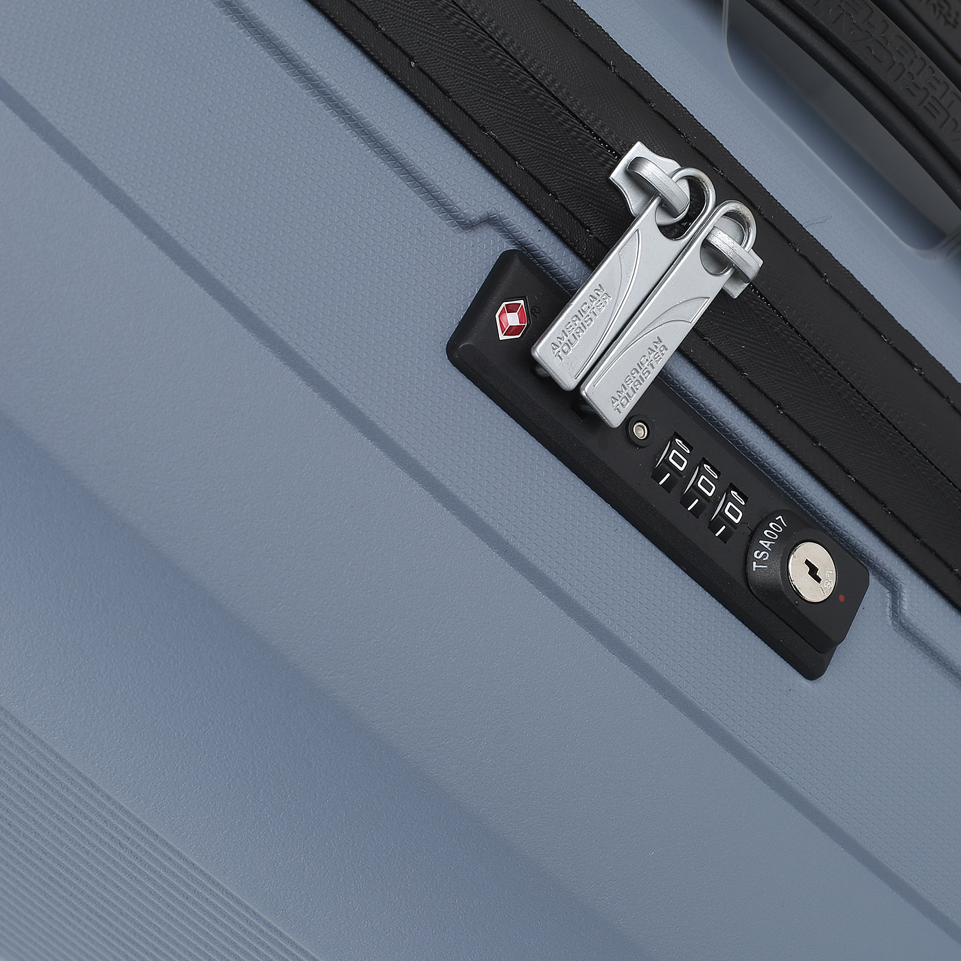 Чемодан средний M из полипропилена с кодовым замком American Tourister Airconic