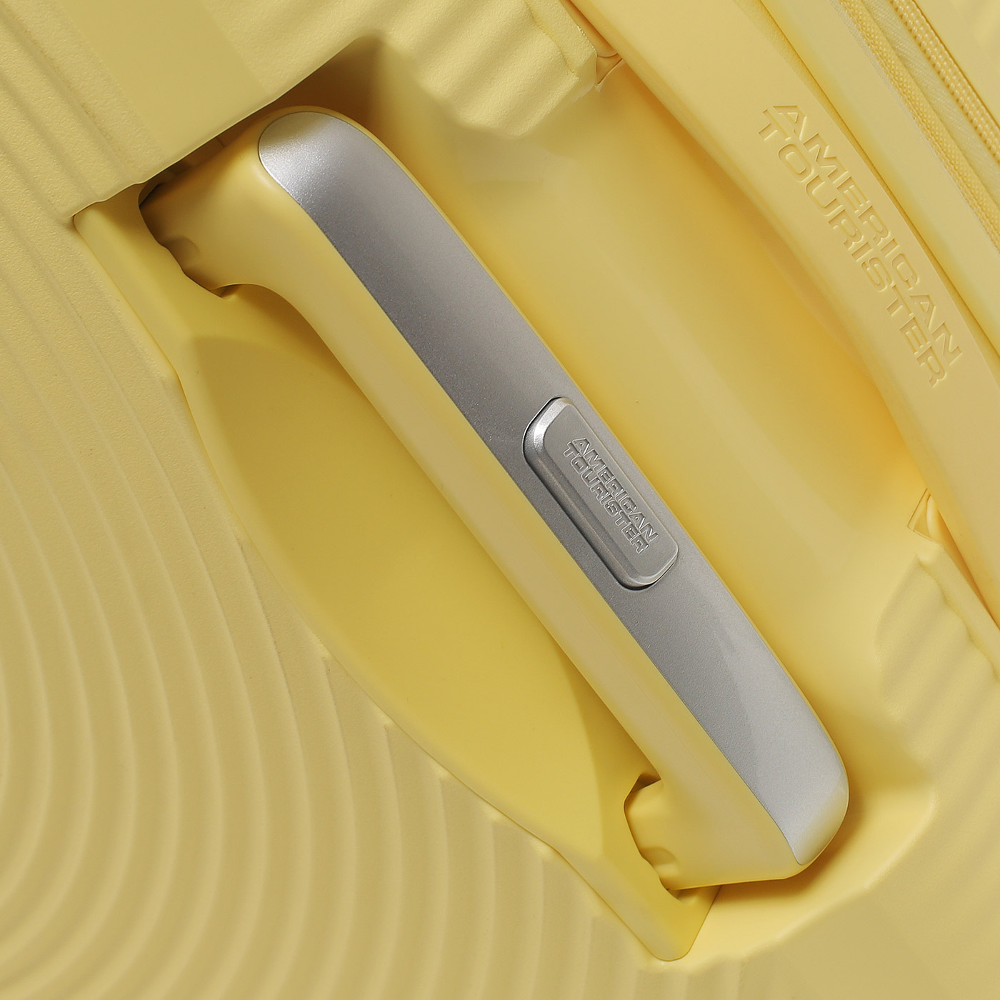 Чемодан средний M из полипропилена American Tourister Soundbox