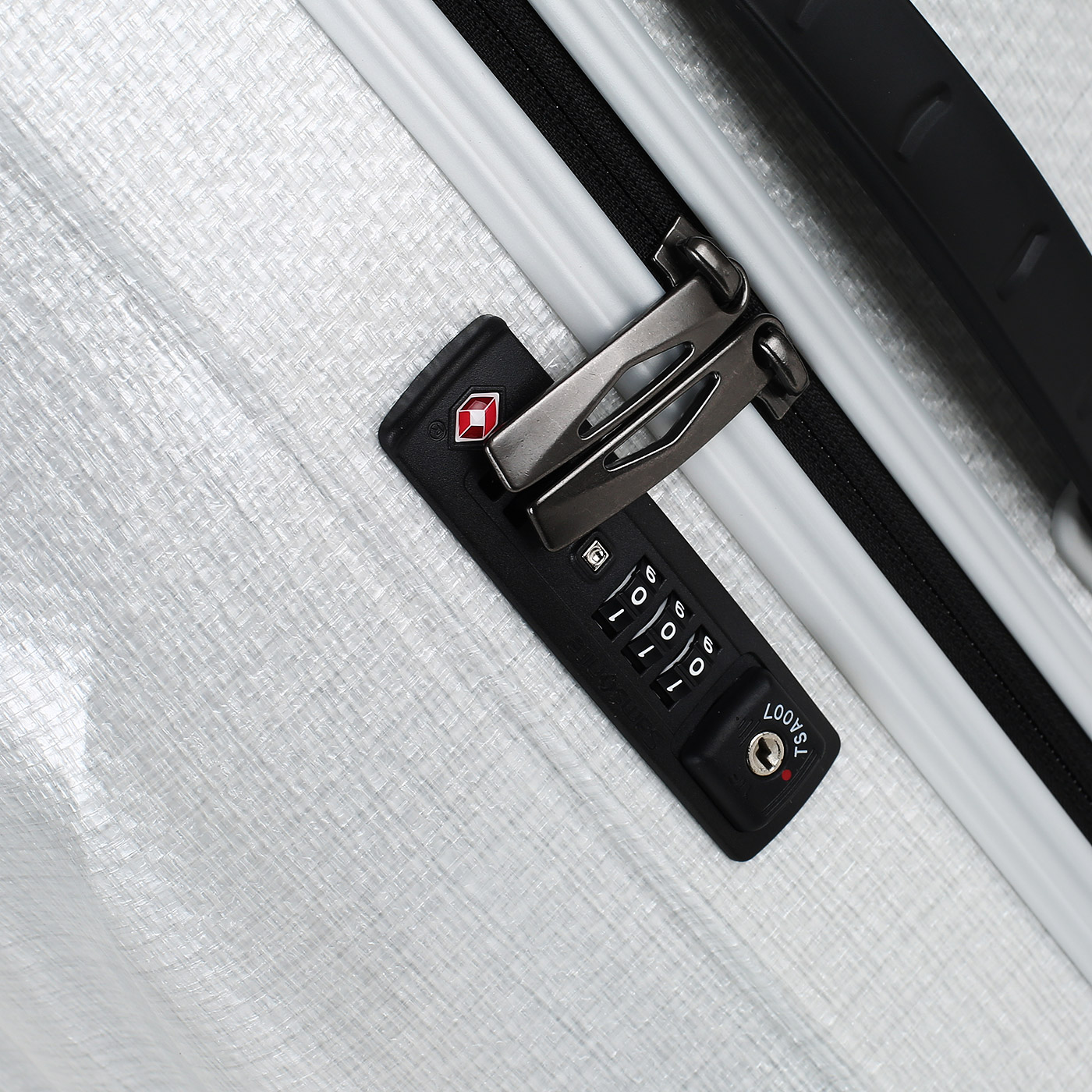 Чемодан средний M из материала Curv с кодовым замком Samsonite C-Lite