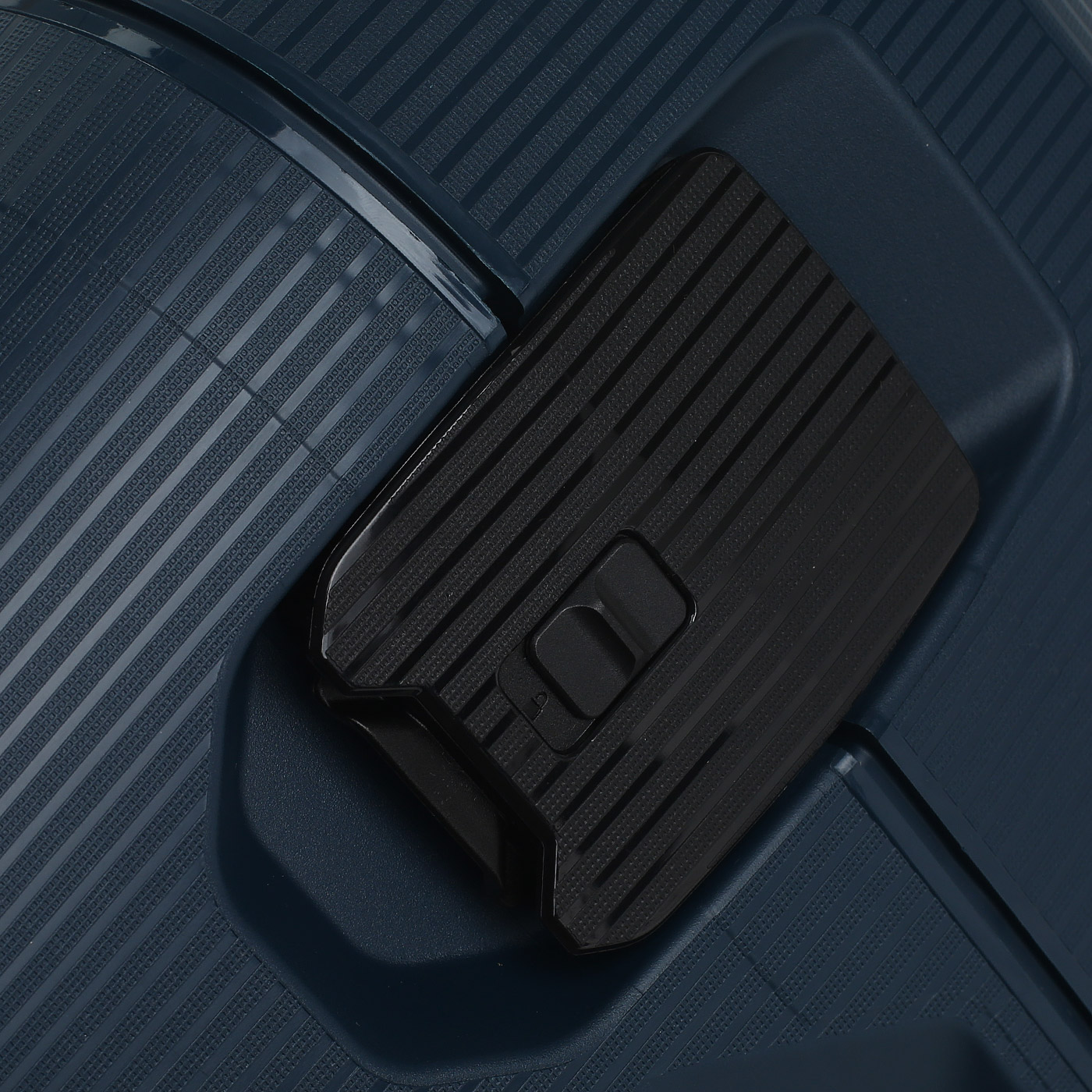 Чемодан средний M из полипропилена с кодовым замком Samsonite Magnum ECO