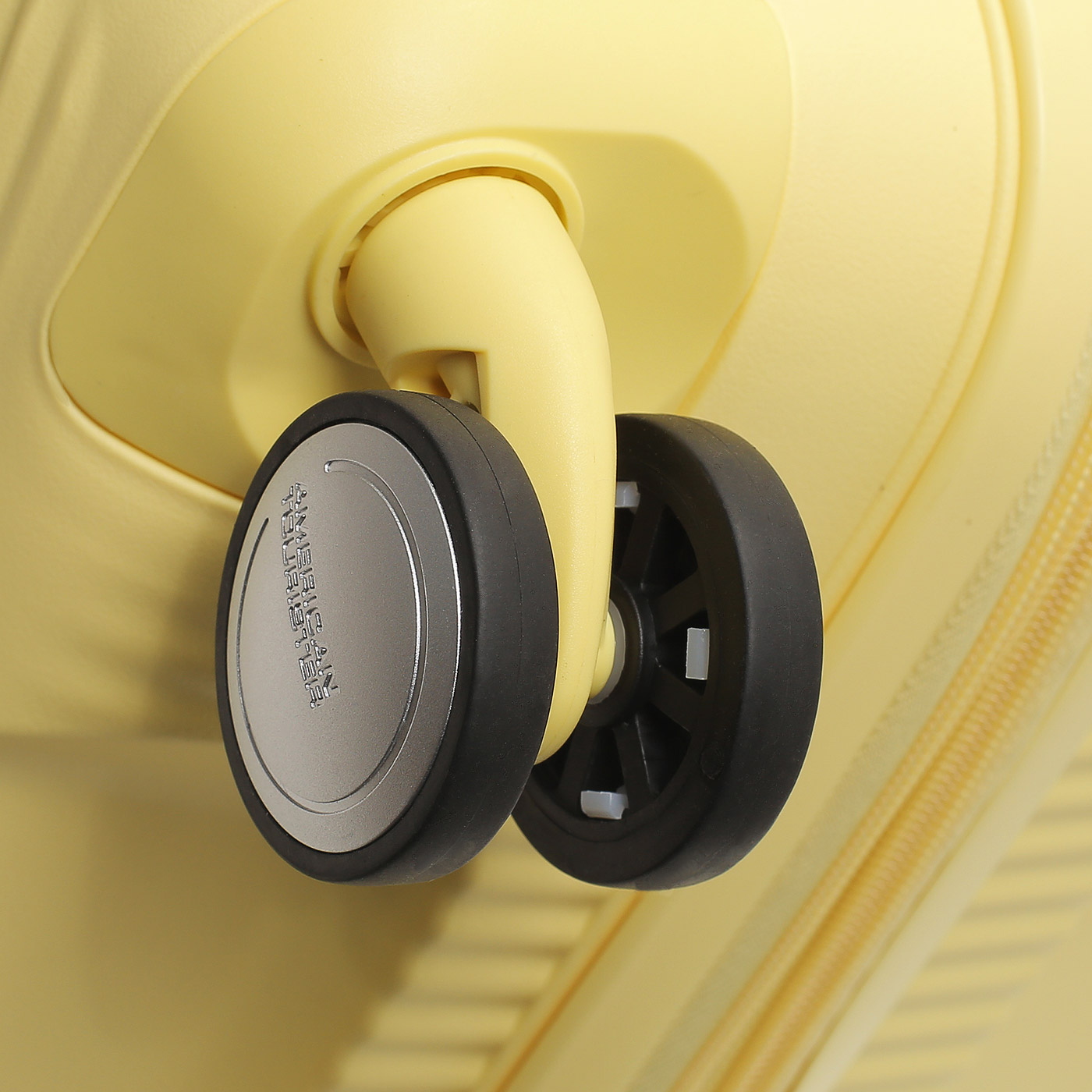 Чемодан средний M из полипропилена American Tourister Soundbox