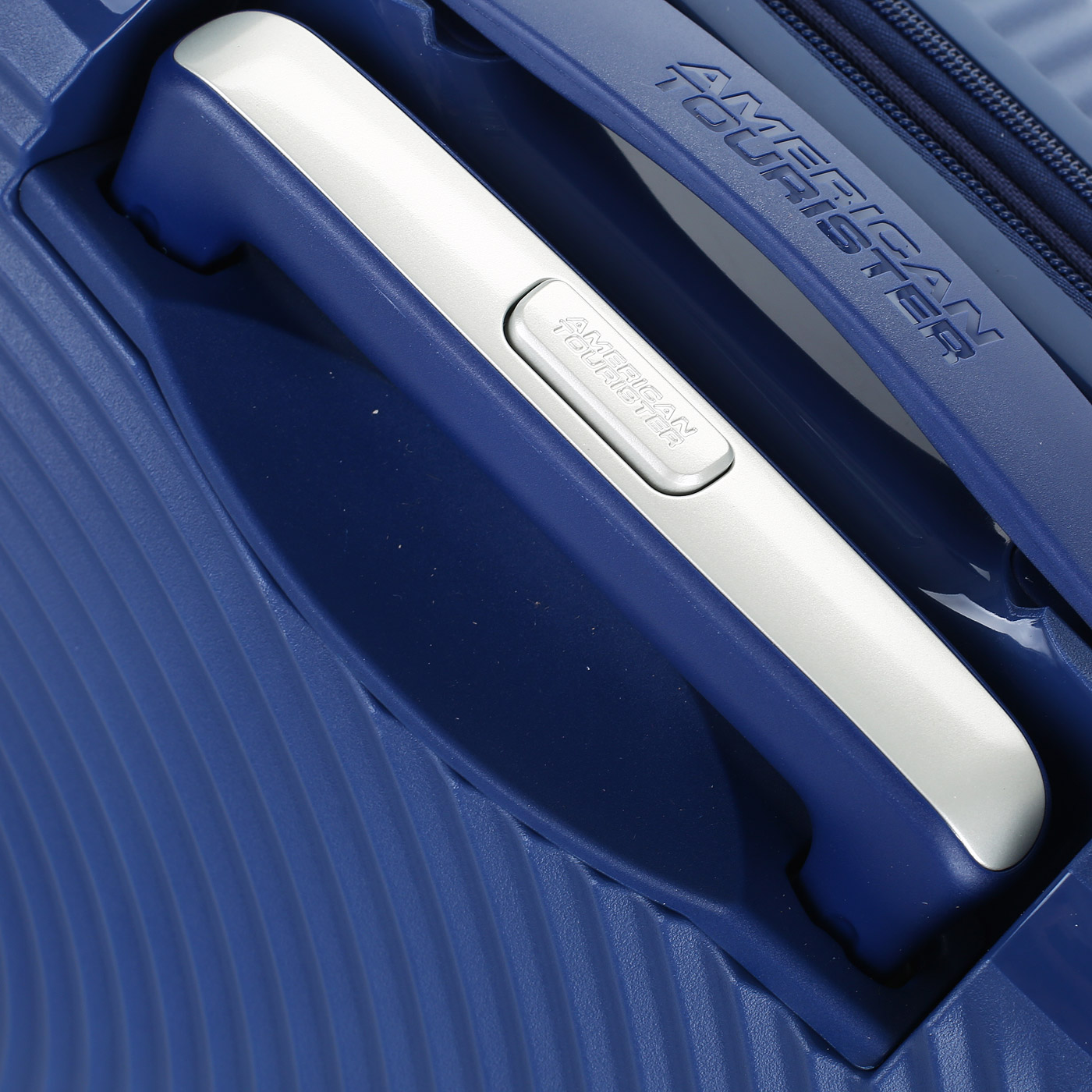 Чемодан для ручной клади из полипропилена с кодовым замком American Tourister Soundbox