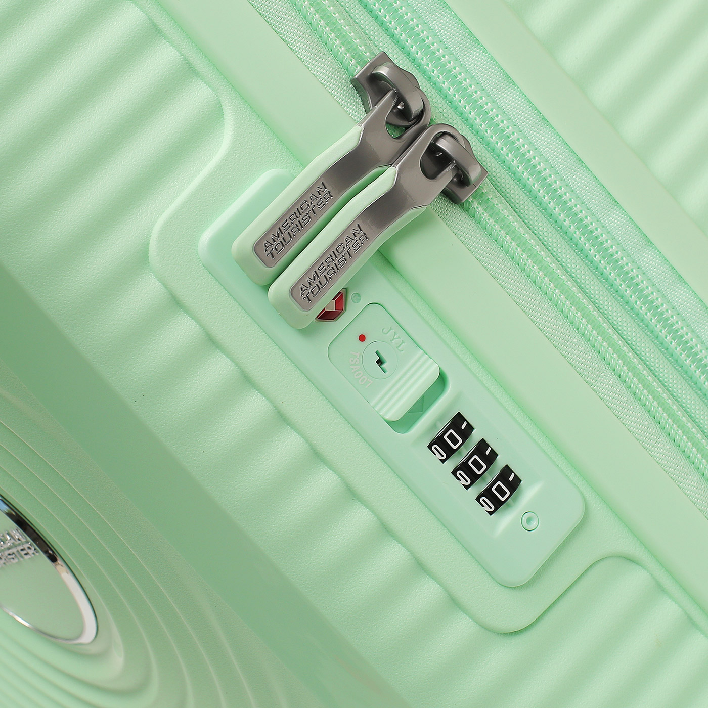 Чемодан для ручной клади из полипропилена American Tourister Soundbox