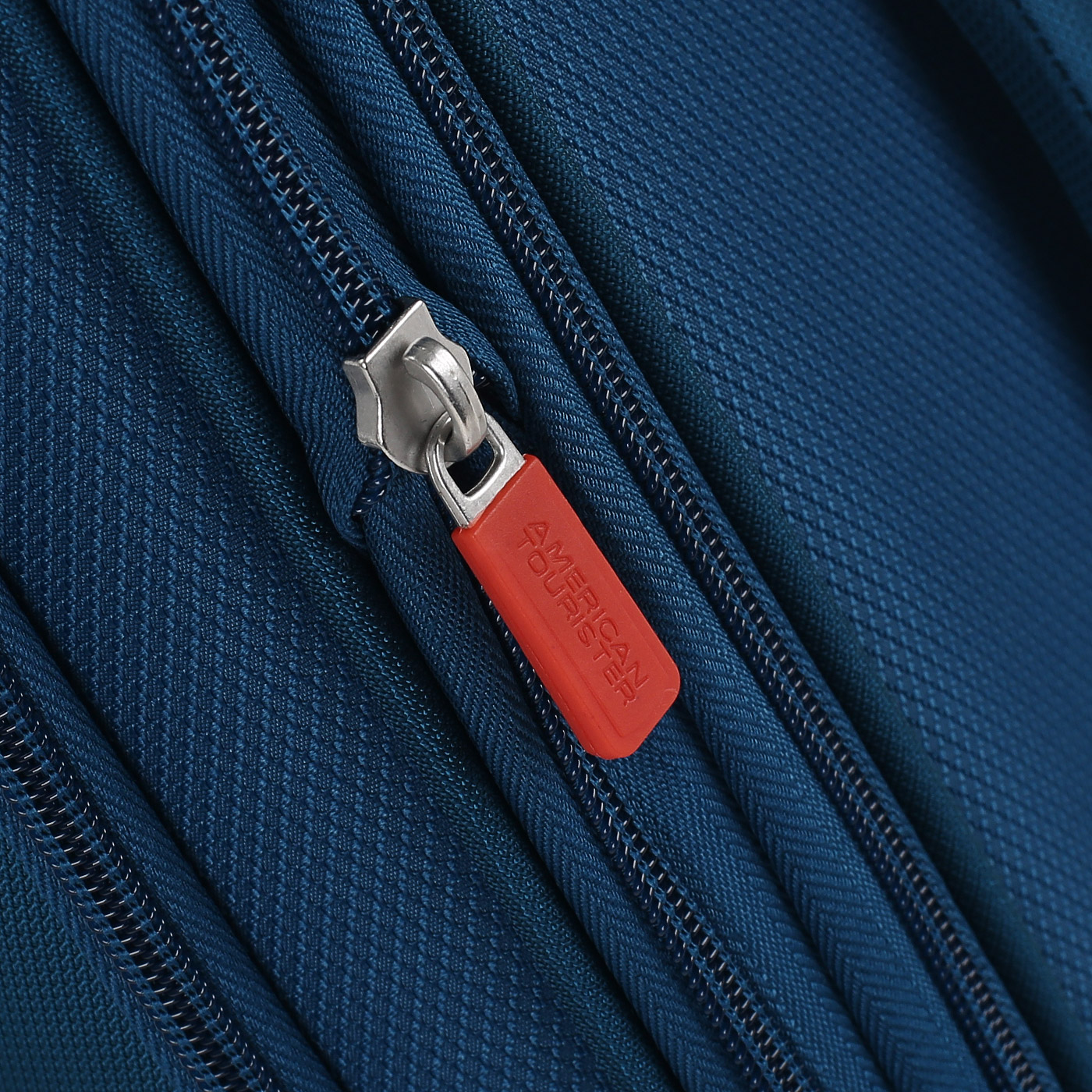 Чемодан средний M тканевый с кодовым замком American Tourister Crosstrack